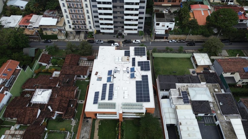 Familia Paiz z14 Paneles Solares Ecolumen