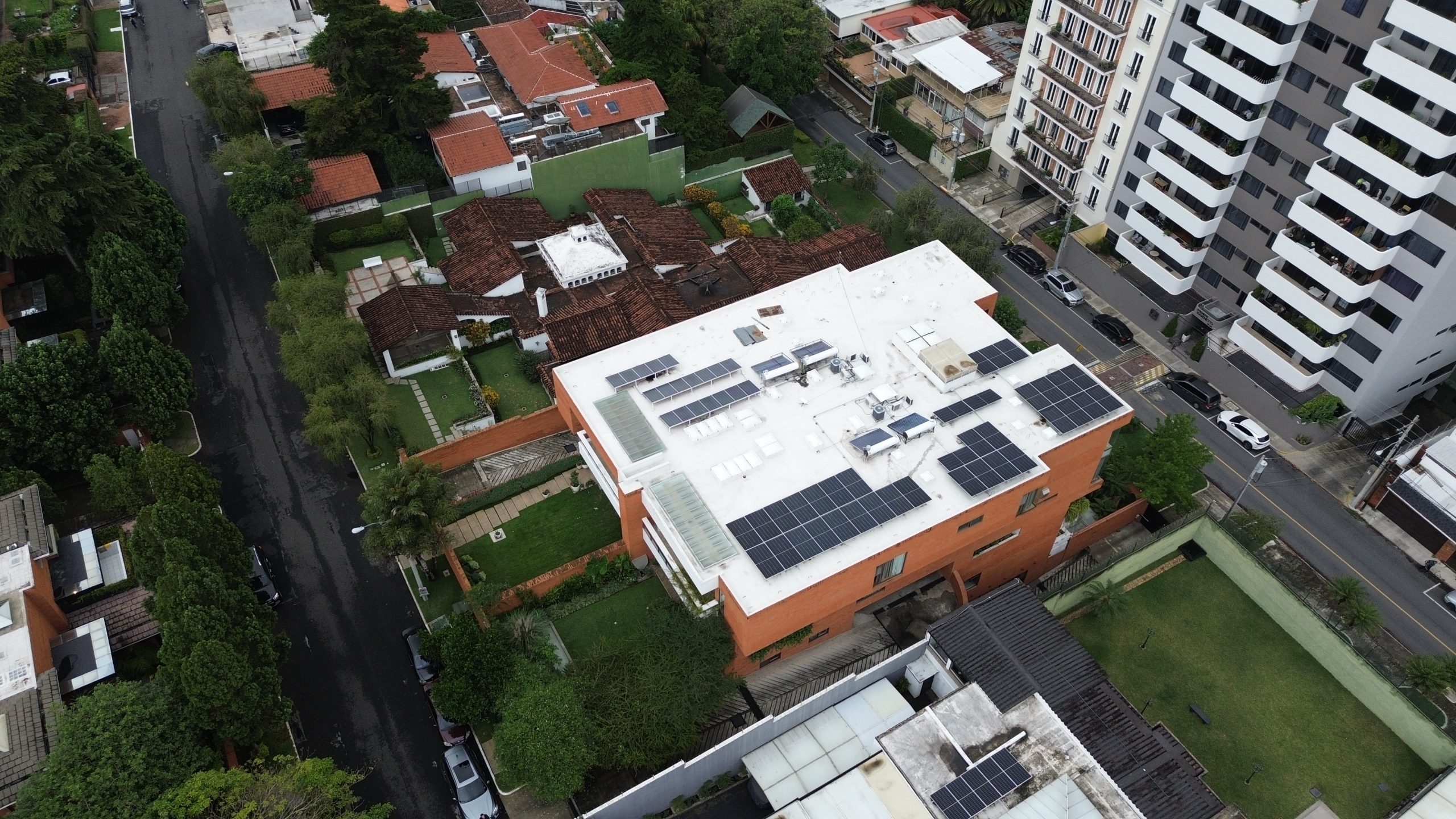 Familia Paiz z14 Paneles Solares Ecolumen